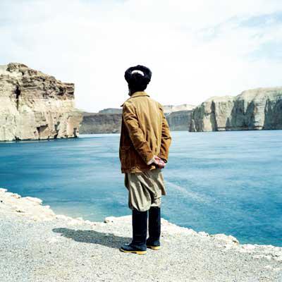 Il regarde la mer